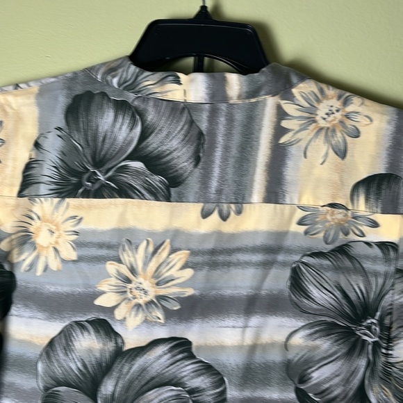 Tommy Bahama men’s Gray Floral Shirt - Picture 7 of 8